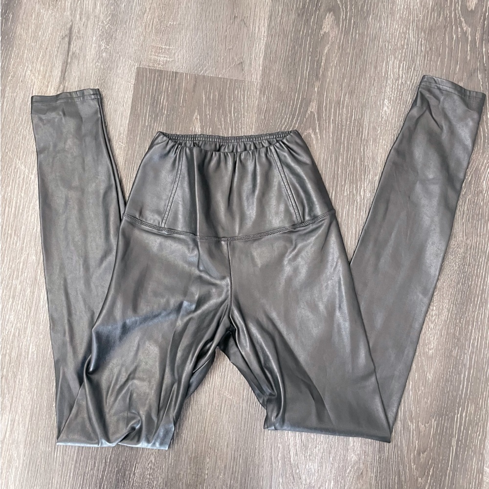 Wilfred Aritzia Daria Legging Black Faux Leather Fits Size Small - Picture 2 of 4